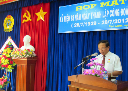 Đồng chí Trần Thanh Quang, Chủ tịch LĐLĐ tỉnh phát biểu ôn lại truyền thống 83 năm hình thành và phát triển của Công đoàn Việt Nam.                                 Ảnh: www.baclieu.gov.vn