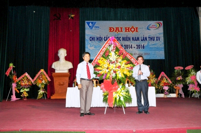 Ông Nguyễn Thành Trí – Tỉnh ủy viên, Phó Chủ tịch UBND tỉnh Đồng Nai tặng hoa chúc mừng và phát biểu chào mừng Đại hội