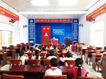 Chi đoàn Công ty Cổ phần Cấp nước Bạc Liêu tặng 20 suất quà tại xã Phong Tân - Giá Rai